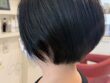 黒髪のショートボブを斜め後ろから見たスタイル。後頭部に自然な丸みがあり頭がコンパクトに見える髪型