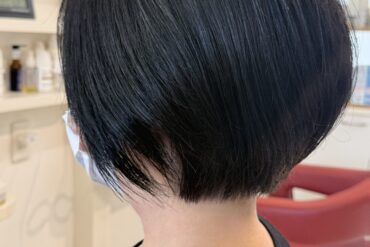 ツヤとやわらかさが魅力。上品アッシュベージュカラーのまとまりボブ✨