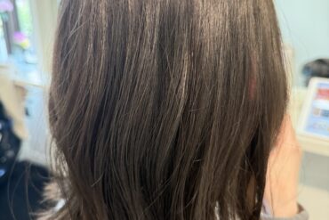 白髪が自然な立体感に｜明るいベージュカラーとブローで楽しむパーマボブ🍮