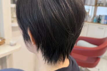 伸ばしかけにもおすすめ｜顔まわりレイヤーで軽やかな黒髪外はねボブ🥐