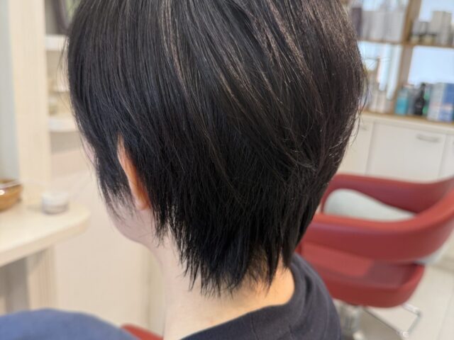 毛量と生えグセに合わせて整えたショートレイヤーの左斜め後ろ姿。後頭部の丸みとすっきりした襟足