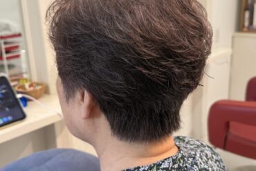 毛量が多い方の秋のレイヤーカット｜明るい白髪染めのアッシュベージュで軽やかに🍂