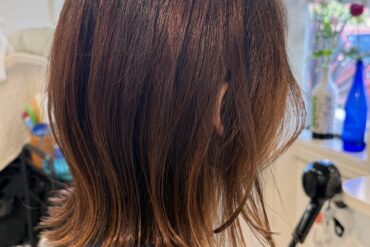 切りっぱなしボブ×ベージュカラー｜さりげない外はねで軽やかな印象に🌴