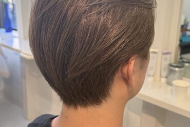 毛量が多い方にもおすすめのミニボブ｜アッシュベージュの白髪ぼかしカラー🌳