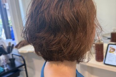 白髪を活かして明るいアッシュベージュに｜毛量が多い方のショートボブ🧉
