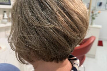 ロングヘアを軽やかに見せる、明るいアッシュベージュの透明感カラー🎋