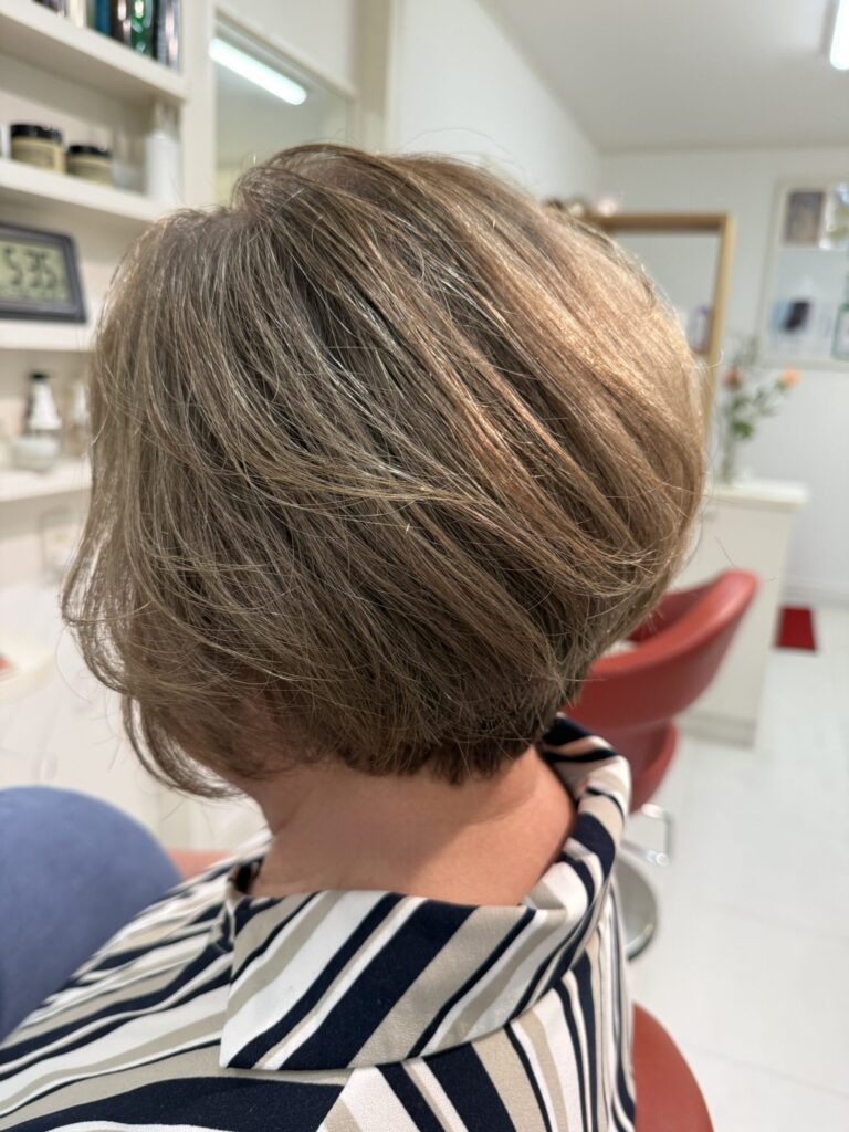 透明感のあるベージュ系カラーと丸みのあるシルエットを合わせたショートボブ